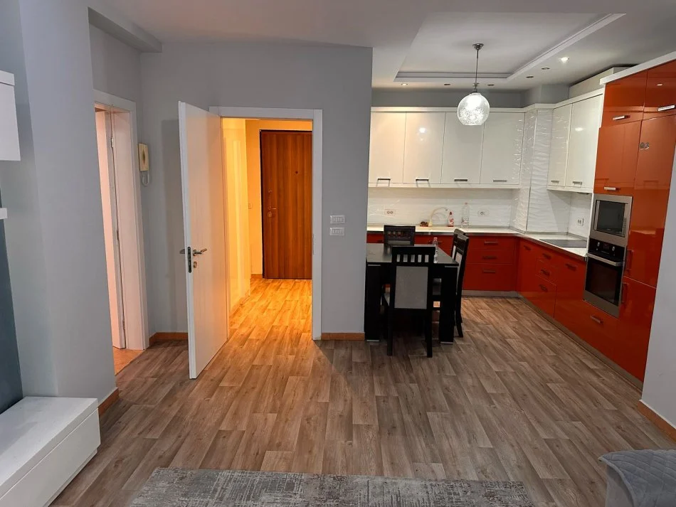 Tirane, jepet me qera apartament 3+1 Kati 5, 125 m² 650 € (Te mbikalimi komunes)