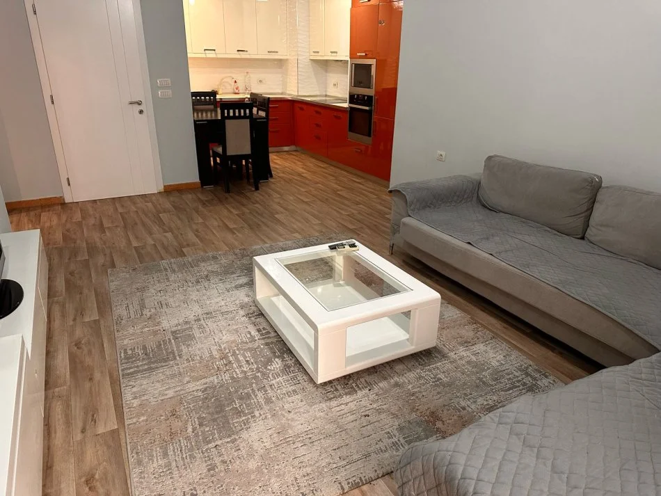 Tirane, jepet me qera apartament 3+1 Kati 5, 125 m² 650 € (Te mbikalimi komunes)