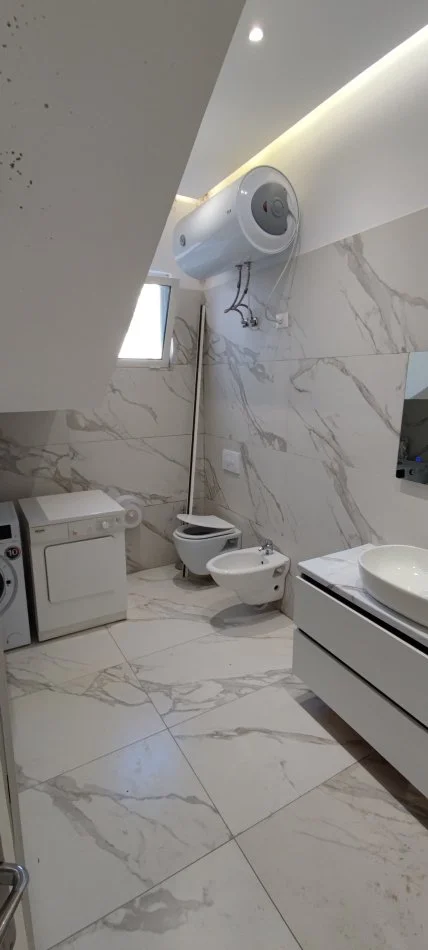 Tirane, jepet me qera Vile 2 Katshe , 200 m² 2.000 € (Komuna e Parisit)