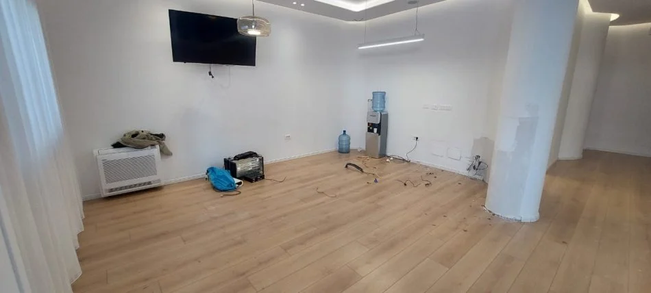 Tirane, jepet me qera Vile 2 Katshe , 200 m² 2.000 € (Komuna e Parisit)