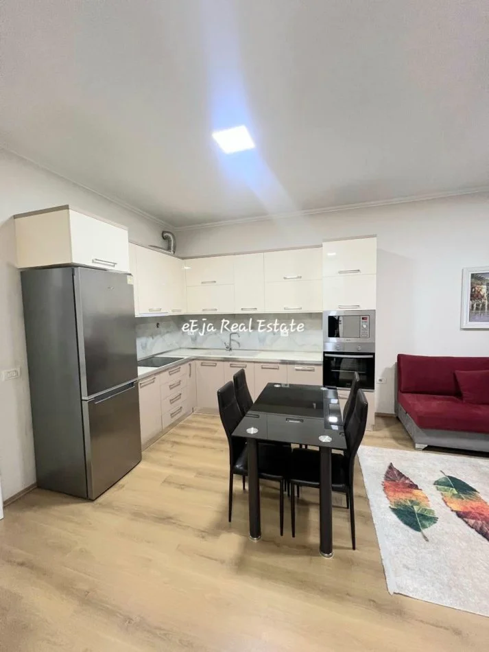 Tirane, jepet me qera apartament 2+1 , 70 m² 600 € (Ish fusha aviacionit)