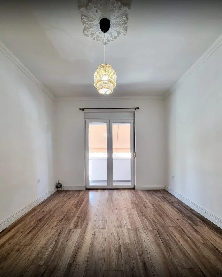 Tirane, jepet me qera apartament 2+1+Ballkon Kati 4, 78 m² 500 € (Rruga e Kavajes)