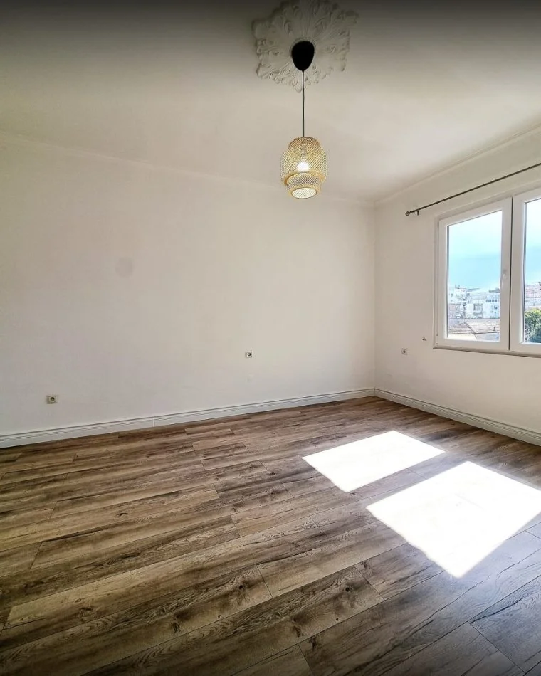 Tirane, jepet me qera apartament 2+1+Ballkon Kati 4, 78 m² 500 € (Rruga e Kavajes)
