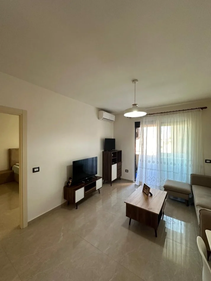 Tirane, jepet me qera apartament 1+1+Ballkon Kati 4, 65 m² 600 € (Rruga Myslym Shyri)