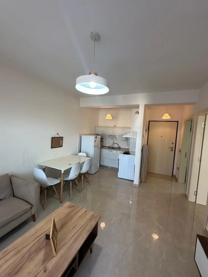 Tirane, jepet me qera apartament 1+1+Ballkon Kati 4, 65 m² 600 € (Rruga Myslym Shyri)