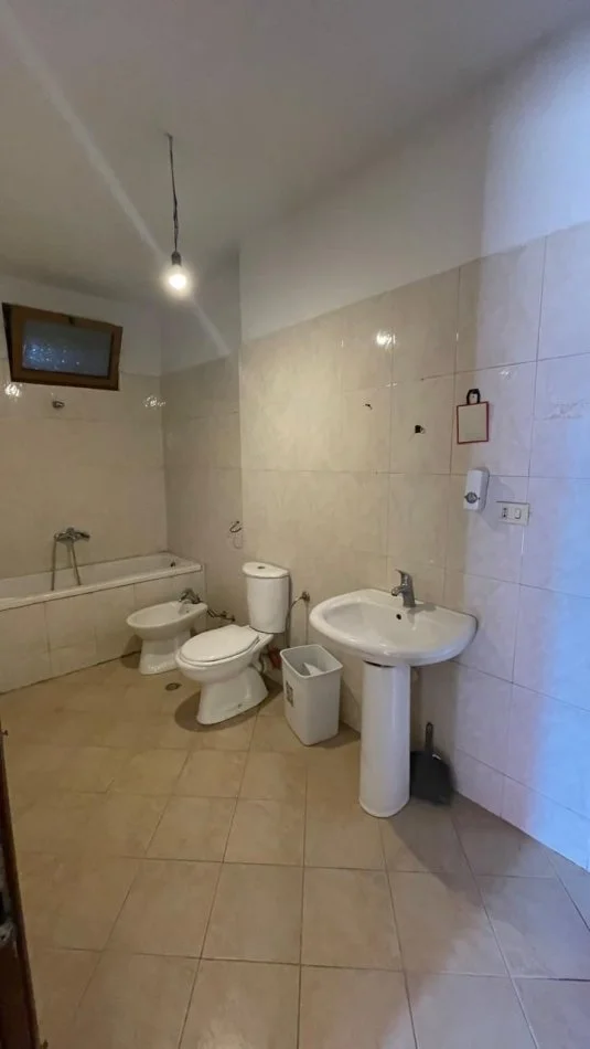 Tirane, jepet me qera apartament 2+1 Kati 3, 120 m² 350 € 