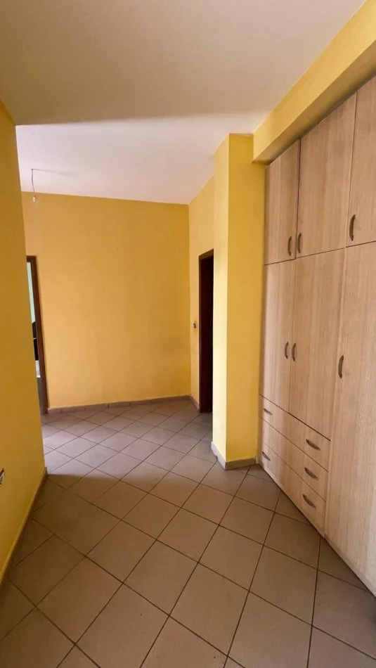 Tirane, jepet me qera apartament 2+1 Kati 3, 120 m² 350 € 