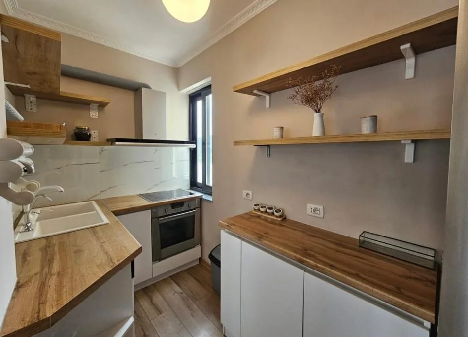 Tirane, jepet me qera 2+1+Ballkon Kati 11, 92 m² 1.350 € (Rr.Kosovarve)