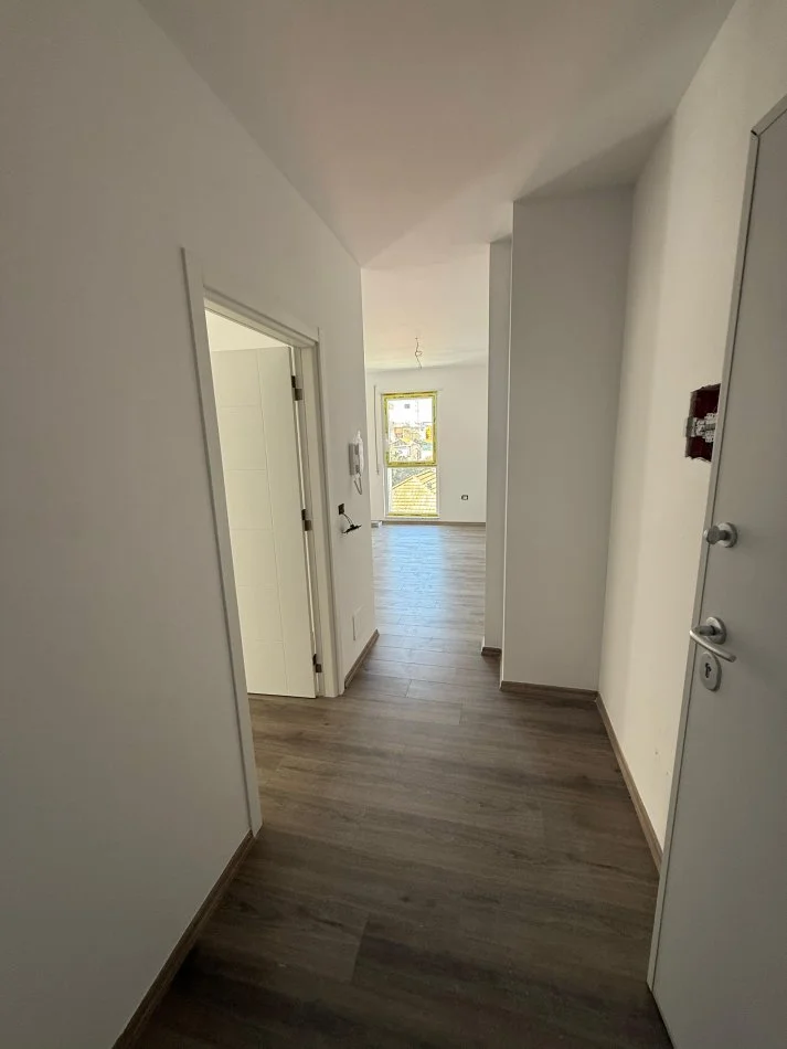 Tirane, shitet apartament 1+1+Ballkon Kati 4, 75 m² 167.500 € (Xhamlliku)