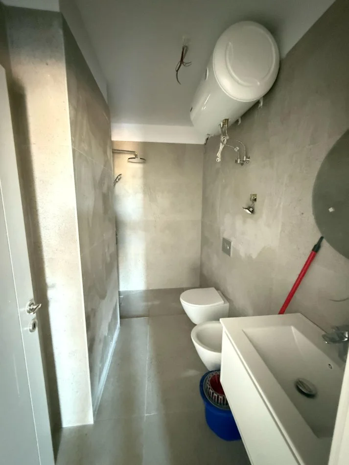 Tirane, shitet apartament 1+1+Ballkon Kati 4, 75 m² 167.500 € (Xhamlliku)