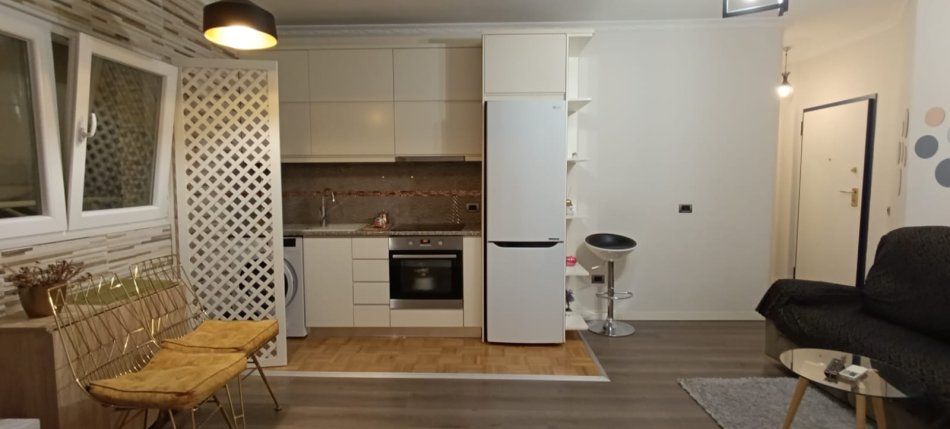 Tirane, jepet me qera apartament 1+1+Ballkon Kati 3, 65 m² 600 € 