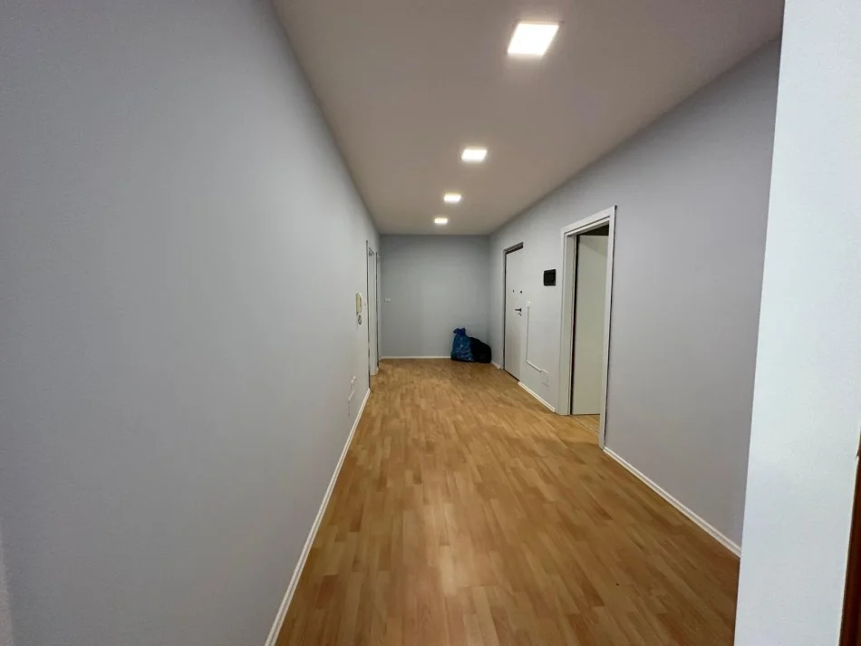 Tirane, jepet me qera zyre Kati 3, 135 m² 1.200 € (Bllok)