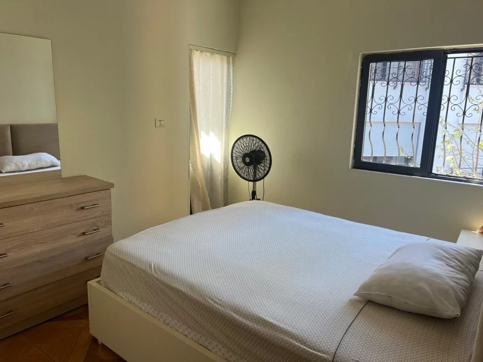 Tirane, jepet me qera apartament 1+1+Ballkon Kati 3, 60 m² 400 € (rruga asim vokshi)