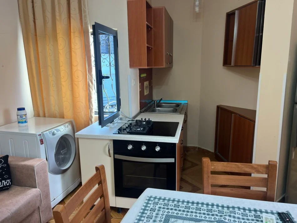 Tirane, jepet me qera apartament 1+1+Ballkon Kati 3, 60 m² 400 € (asim voksh)