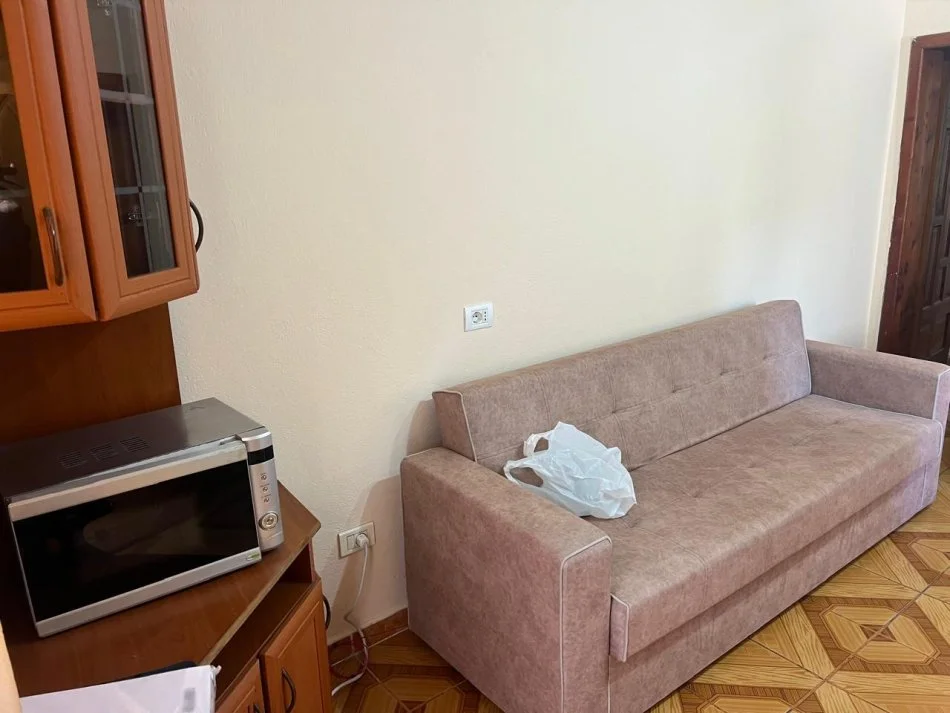 Tirane, jepet me qera apartament 1+1 Kati 3, 60 m² 400 € (rruga asim vokshi)