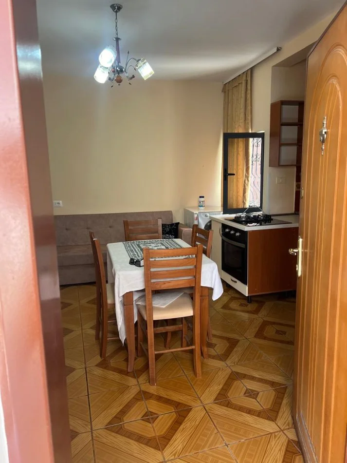 Tirane, jepet me qera apartament 1+1+Ballkon Kati 3, 60 m² 400 € (rruga asim vokshi)