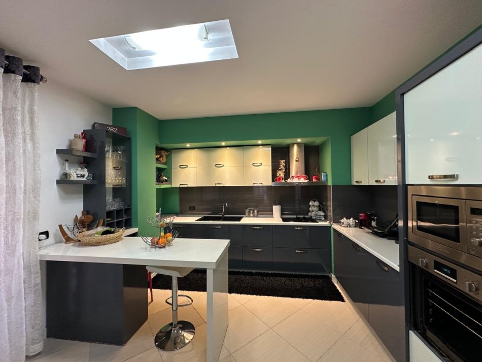 Tirane, shitet 3+1+Ballkon Kati 7, 160 m² 260.000 € (OXHAKU)