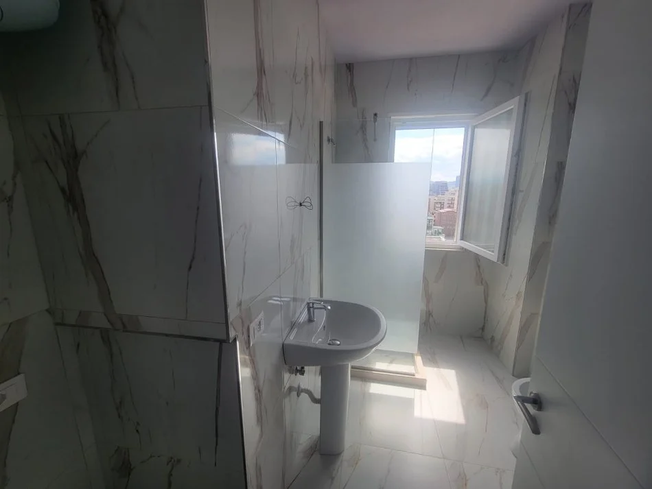 Tirane, jepet me qera apartament 1+1 Kati 9, 55 m² 500 € (Rruga 5 maj)