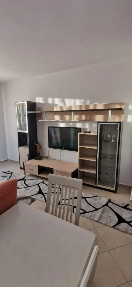 Tirane, jepet me qera apartament 2+1+Aneks+Ballkon Kati 7, 95 m² 400 € 