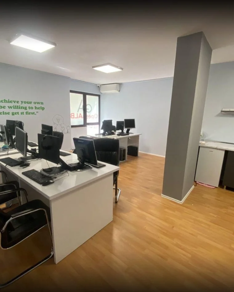 Tirane, jepet me qera zyre Kati 4, 135 m² 1.000 € (Bllok)