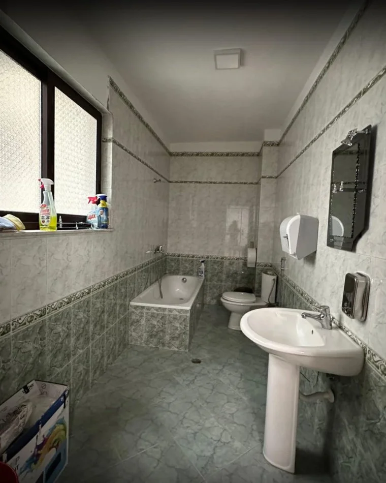 Tirane, jepet me qera zyre Kati 4, 135 m² 1.000 € (Bllok)