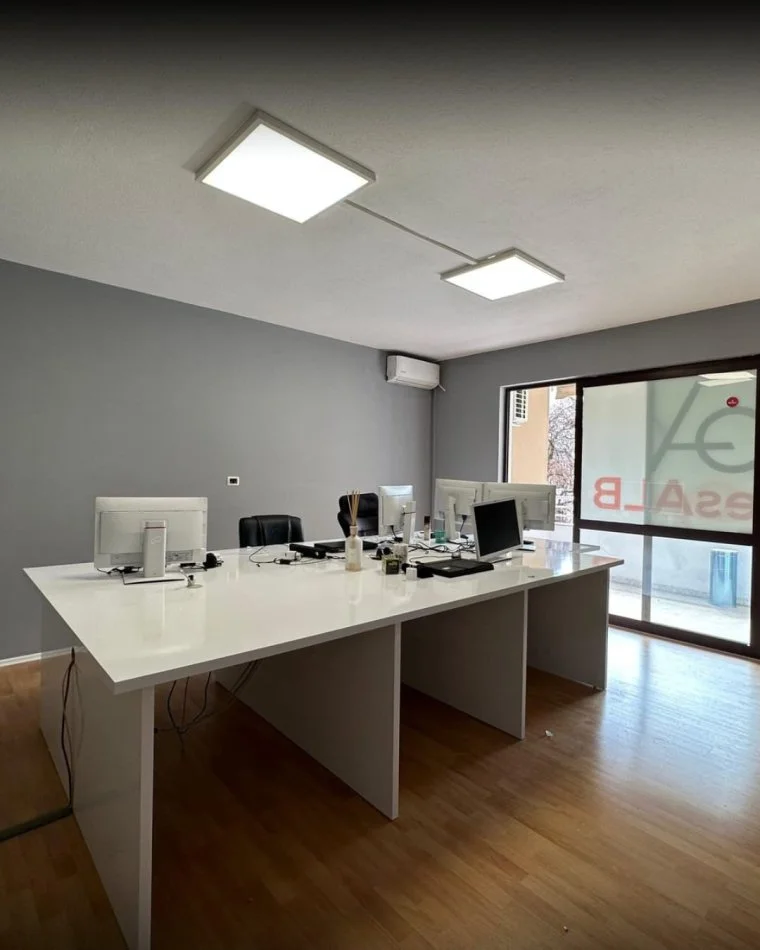 Tirane, jepet me qera zyre Kati 4, 135 m² 1.000 € (Bllok)