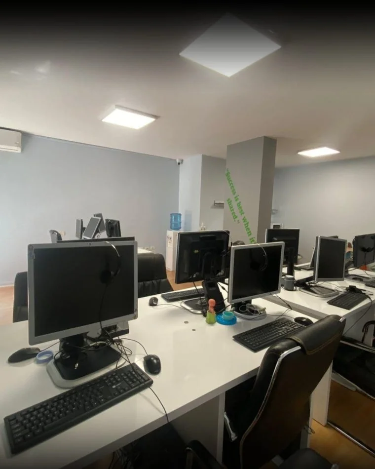 Tirane, jepet me qera zyre Kati 4, 135 m² 1.000 € (Bllok)