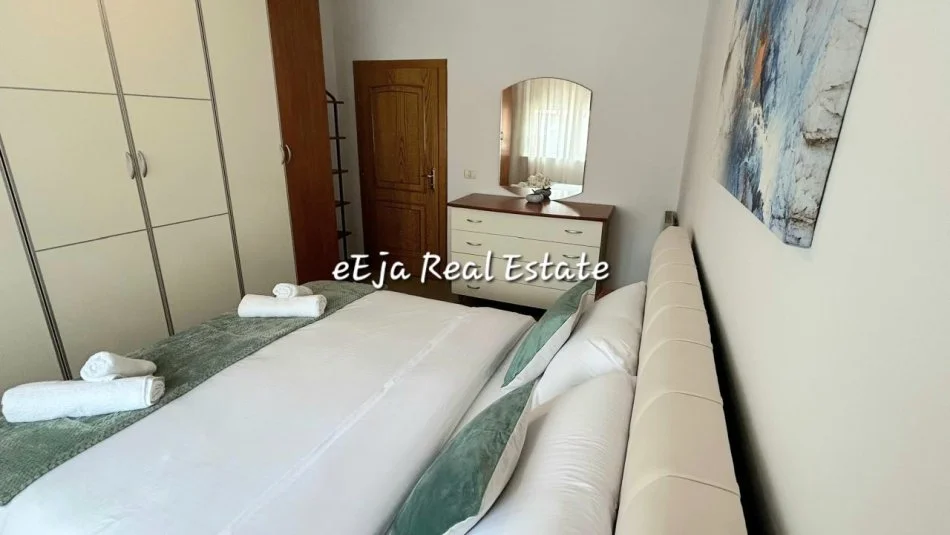 Tirane, jepet me qera apartament 2+1+Ballkon Kati 3, 90 m² 650 € (Pazari I ri)