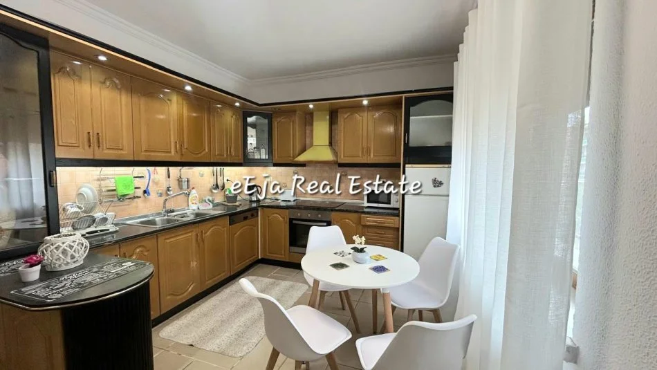 Tirane, jepet me qera apartament 2+1+Ballkon Kati 3, 90 m² 650 € (Pazari I ri)