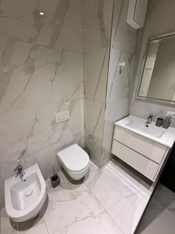 Tirane, jepet me qera apartament 2+1+Ballkon Kati 7, 125 m² 1.400 € (Parku Olimpik)
