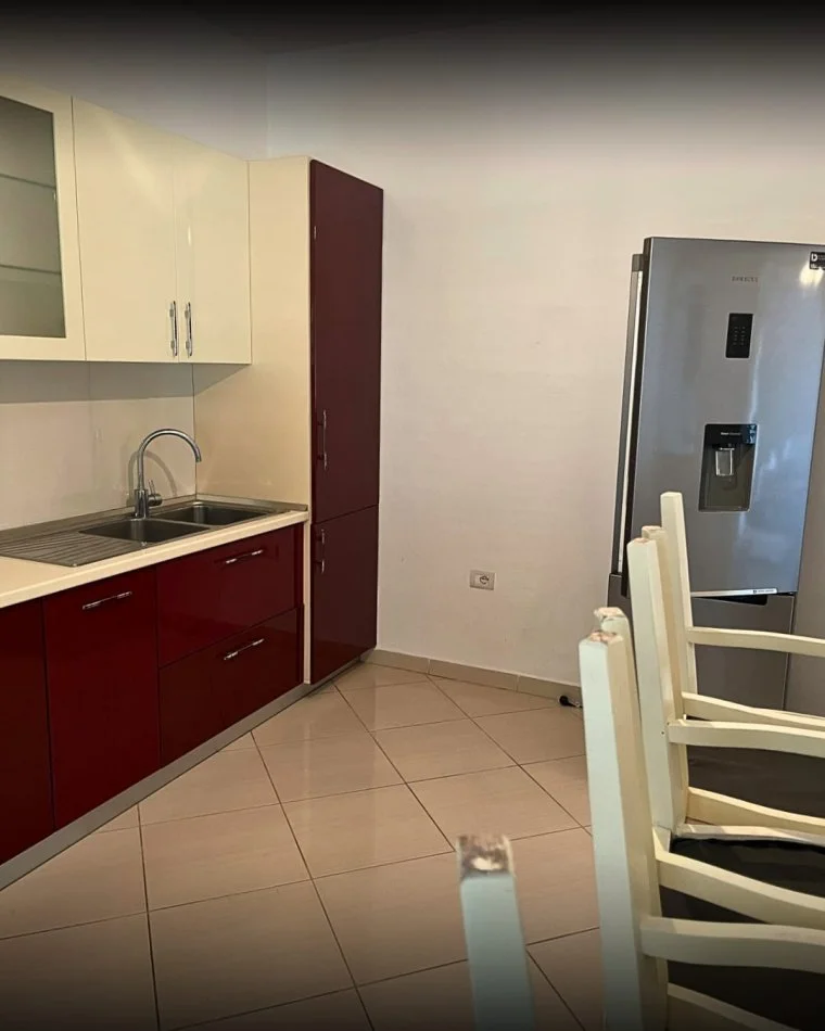 Tirane, jepet me qera apartament 2+1+Ballkon Kati 2, 400 € (UNAZA E RE)