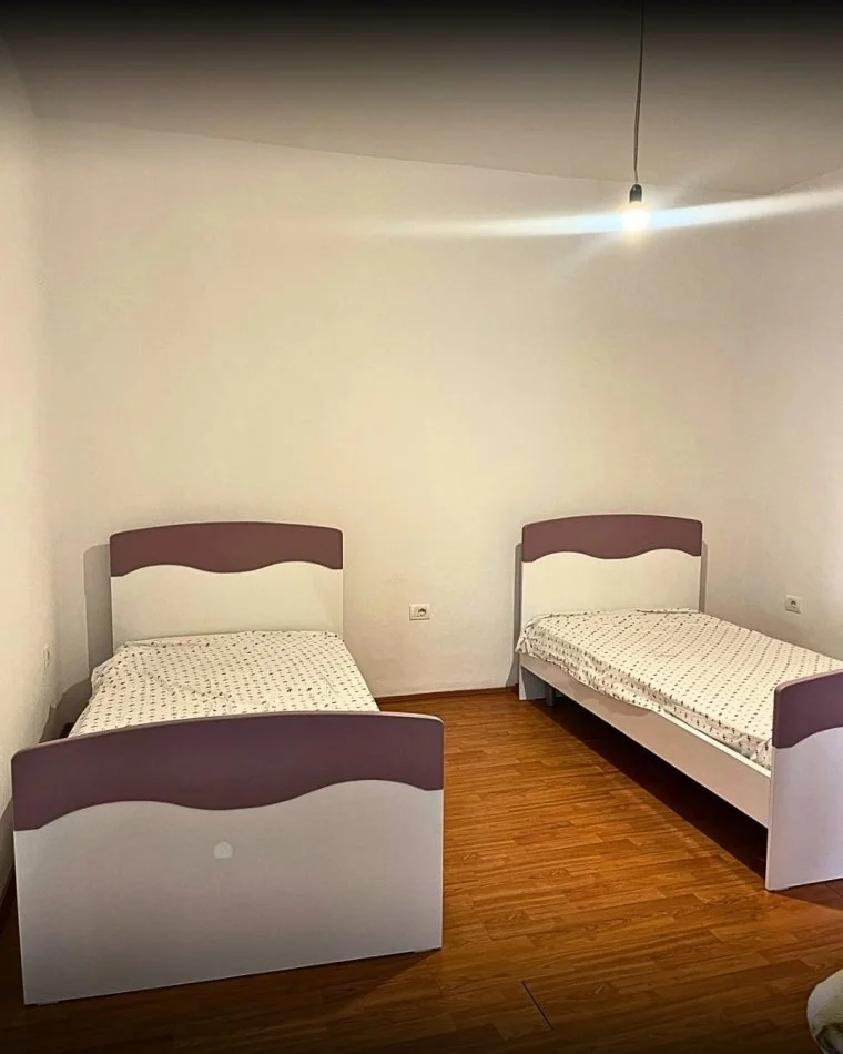 Tirane, jepet me qera apartament 2+1+Ballkon Kati 2, 400 € (UNAZA E RE)