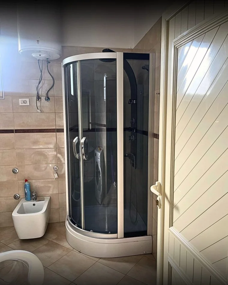 Tirane, jepet me qera apartament 2+1+Ballkon Kati 2, 400 € (UNAZA E RE)