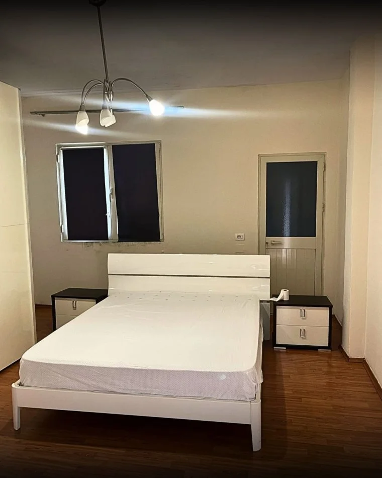 Tirane, jepet me qera apartament 2+1+Ballkon Kati 2, 400 € (UNAZA E RE)