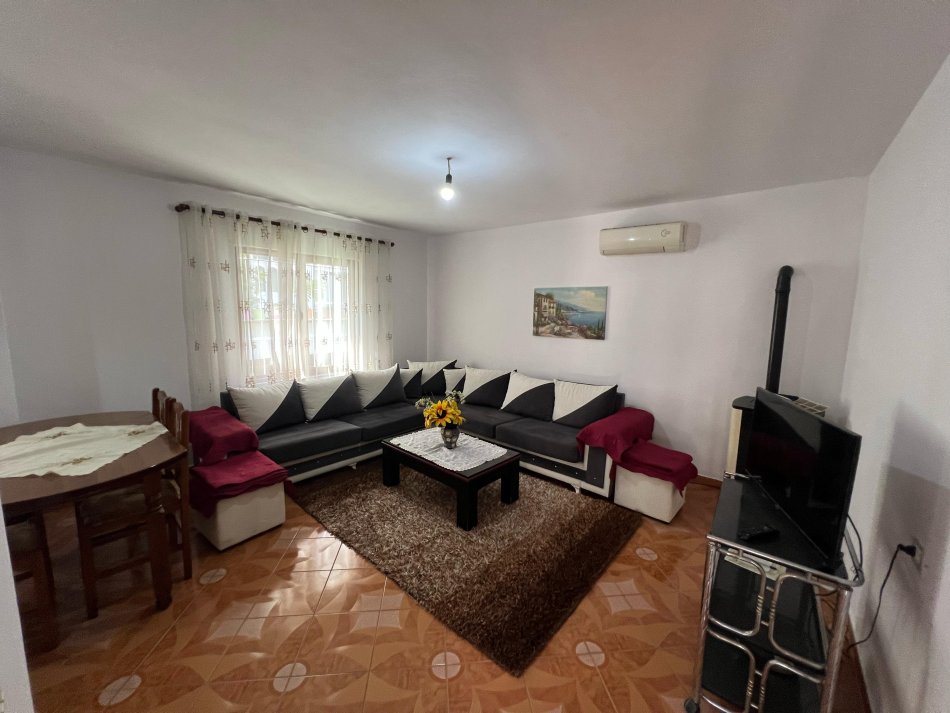 Tirane, jepet me qera shtepi 2+1 + dyqan + bace me ~ 13 vend parkim makinash, 800 €