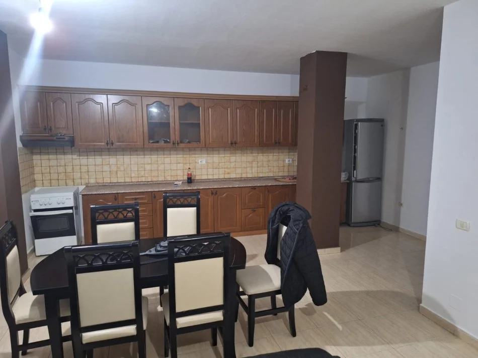 Tirane, jepet me qera apartament 2+1+Ballkon , (Rr Durresit)