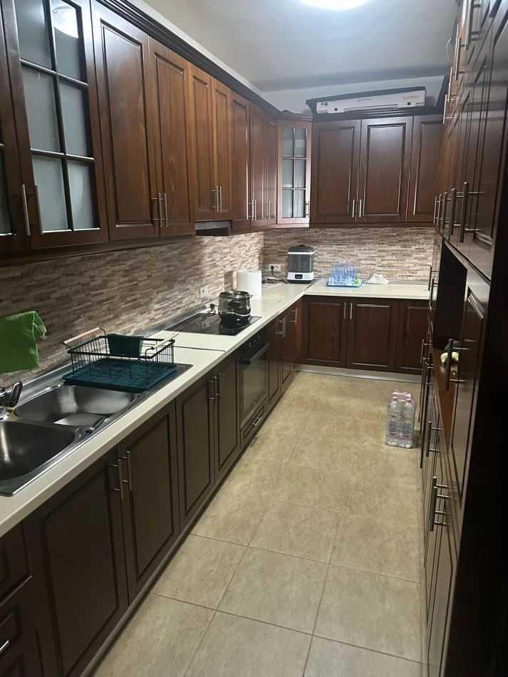 Tirane, jepet me qera apartament 1+1+Ballkon Kati 3, 65 m² 450 € (Kavajes)