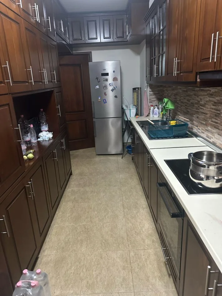 Tirane, jepet me qera apartament 1+1+Ballkon Kati 3, 65 m² 450 € (Kavajes)