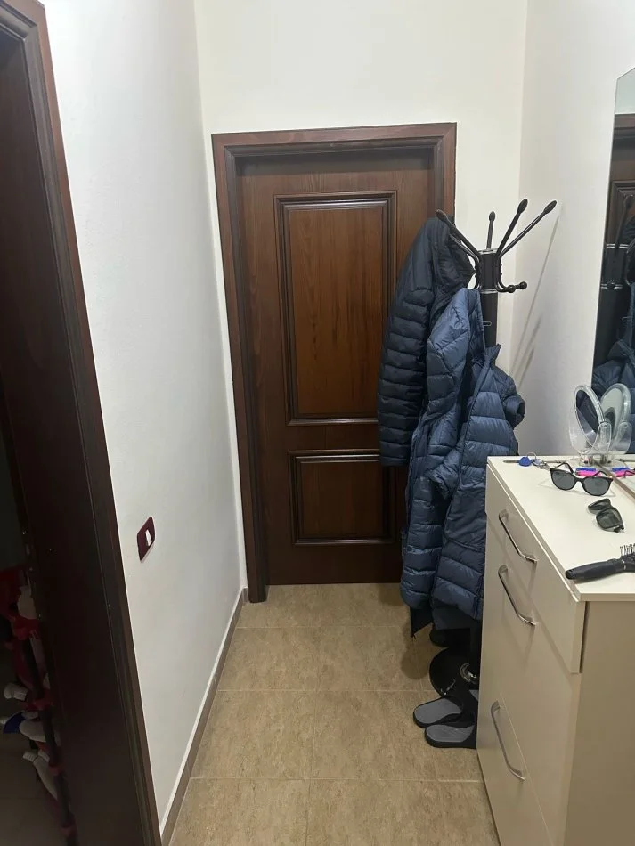 Tirane, jepet me qera apartament 1+1+Ballkon Kati 3, 65 m² 450 € (Kavajes)