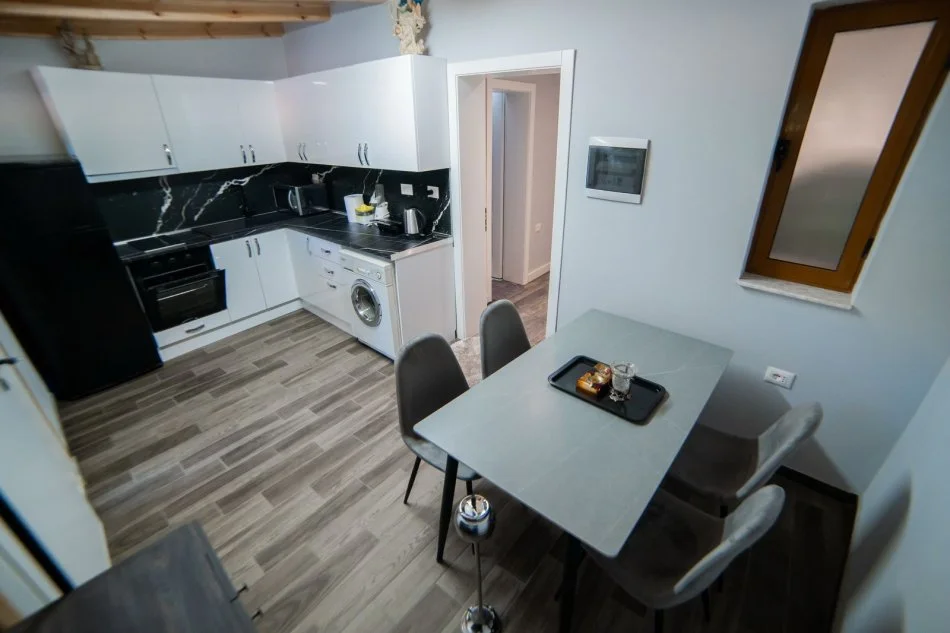 Tirane, jepet me qera apartament 2+1 Kati 1, 80 m² 600 € (Frosina plaku)