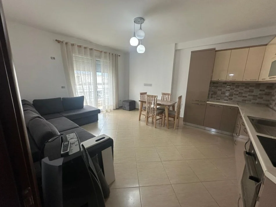 Tirane, jap me qera 2+1 Kati 7, 90 m² 400 € (ASTIR)