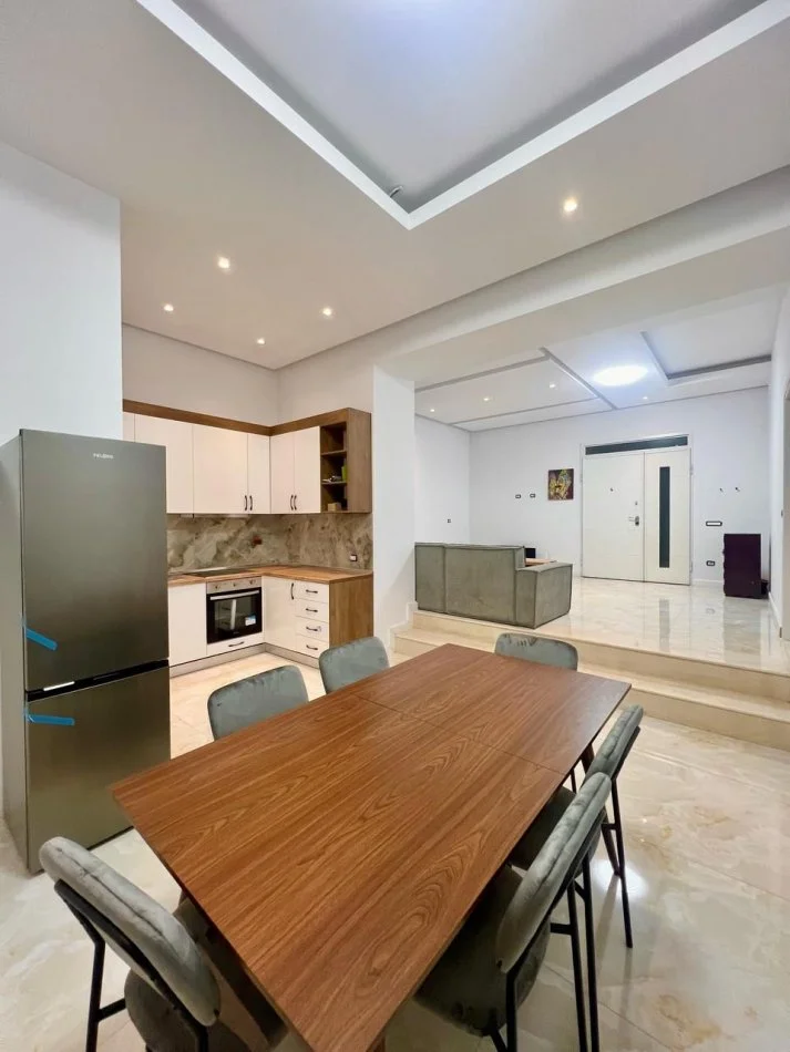 Tirane, jepet me qera apartament 2+1+Ballkon Kati 2, 137 m² 550 € (Selite)