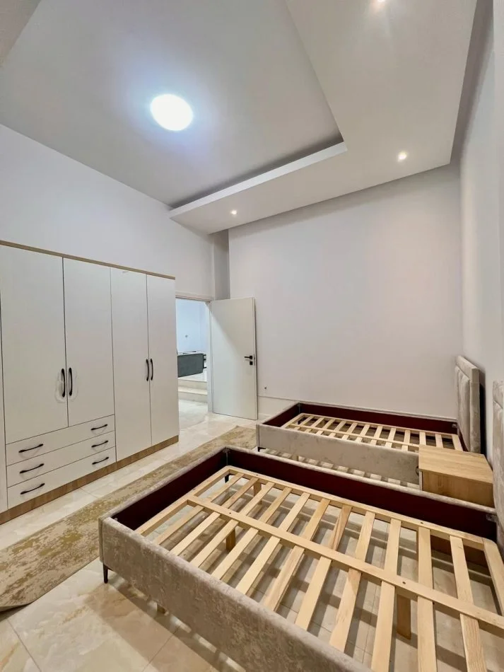 Tirane, jepet me qera apartament 2+1+Ballkon Kati 2, 137 m² 550 € (Selite)