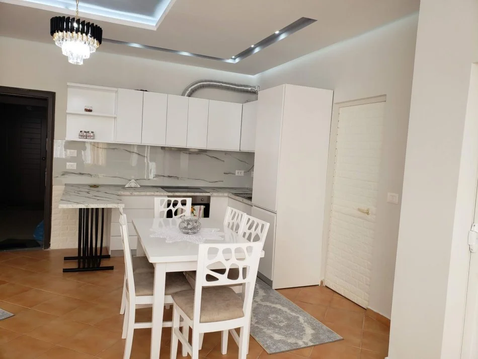 Tirane, jepet me qera apartament 1+1+Ballkon Kati 4, 80 m² 600 € (Liqeni i thate)