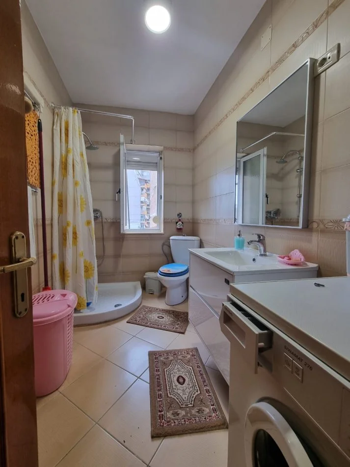 Tirane, jepet me qera apartament 2+1 Kati 5, 75 m² 600 € (Rruga e barrikadave)