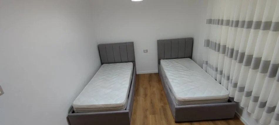 Tirane, jepet me qera apartament 2+1+Ballkon Kati 3, 105 m² 700 € (Vasil Shanto)