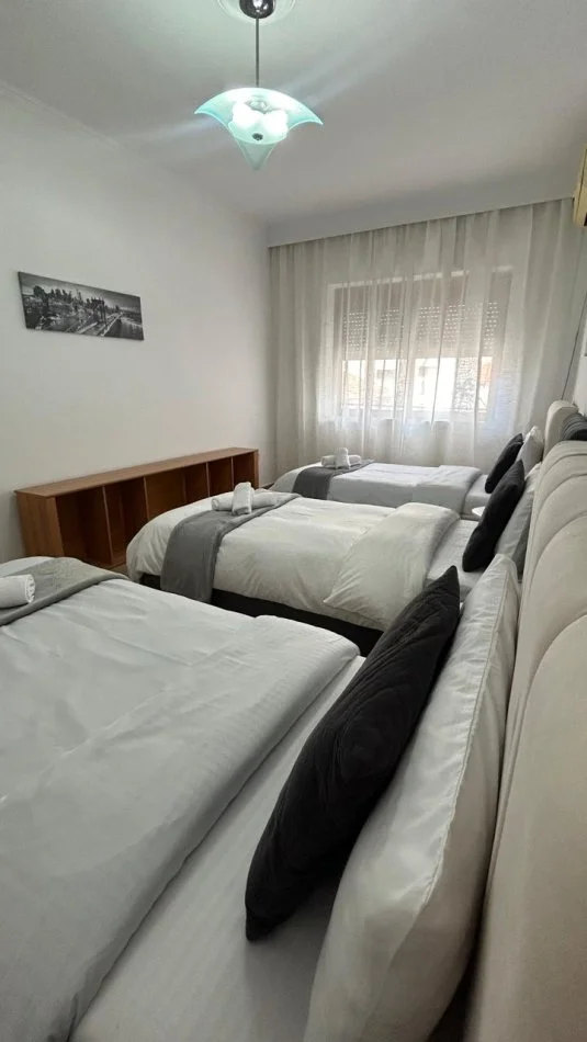 Tirane, jepet me qera apartament 2+1 Kati 3, 120 m² 650 € (Pazari i ri)