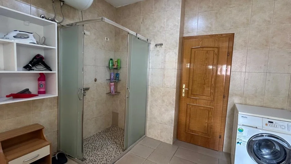 Tirane, jepet me qera apartament 2+1 Kati 3, 120 m² 650 € (Pazari i ri)