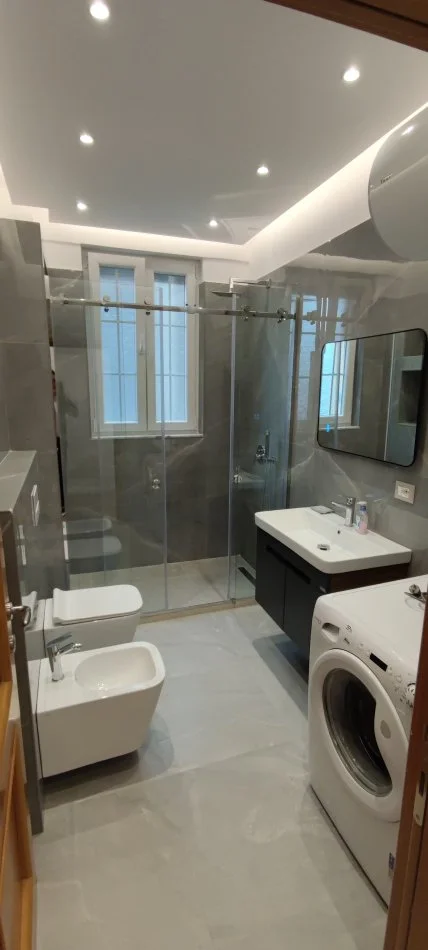 Tirane, jepet me qera apartament 2+1+Ballkon Kati 3, 105 m² 700 € (Vasil Shanto)