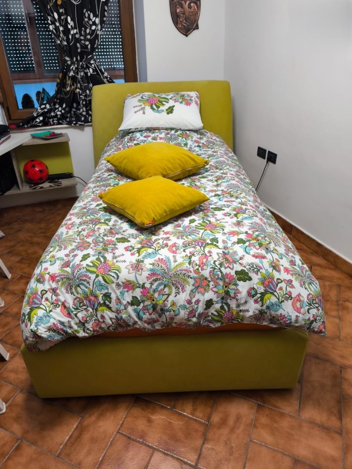 Tirane, shes Shes Krevat Tek, Suste/Zgare dhe Dyshek 100x200 cm shume cilesor, pothuajse i RI 475 €